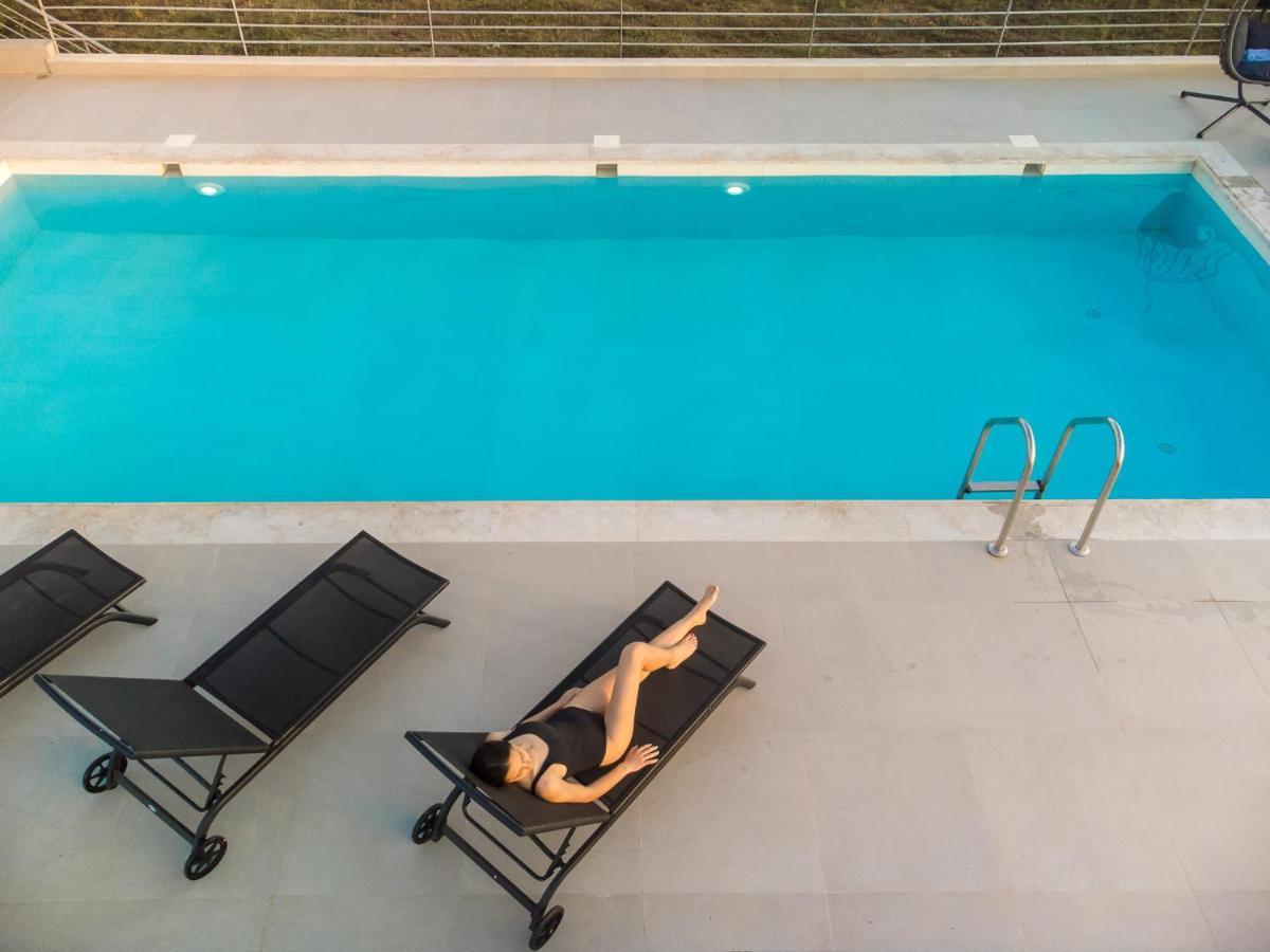 Io Luxury Pool & Hot Tub Suites Preveza Exteriér fotografie